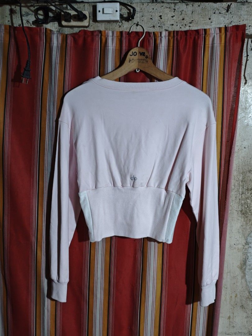 Alo Yoga Cropped longsleeve (Category: Activewear) located in San Pedro. Submitted by streetthriftsph (Listing ID 1463662027, Image 2). Description: alo yoga cropped longsleeve 550+SF Condition: 9/10 Size: Small 15x18.5 Colorate: 9/10.