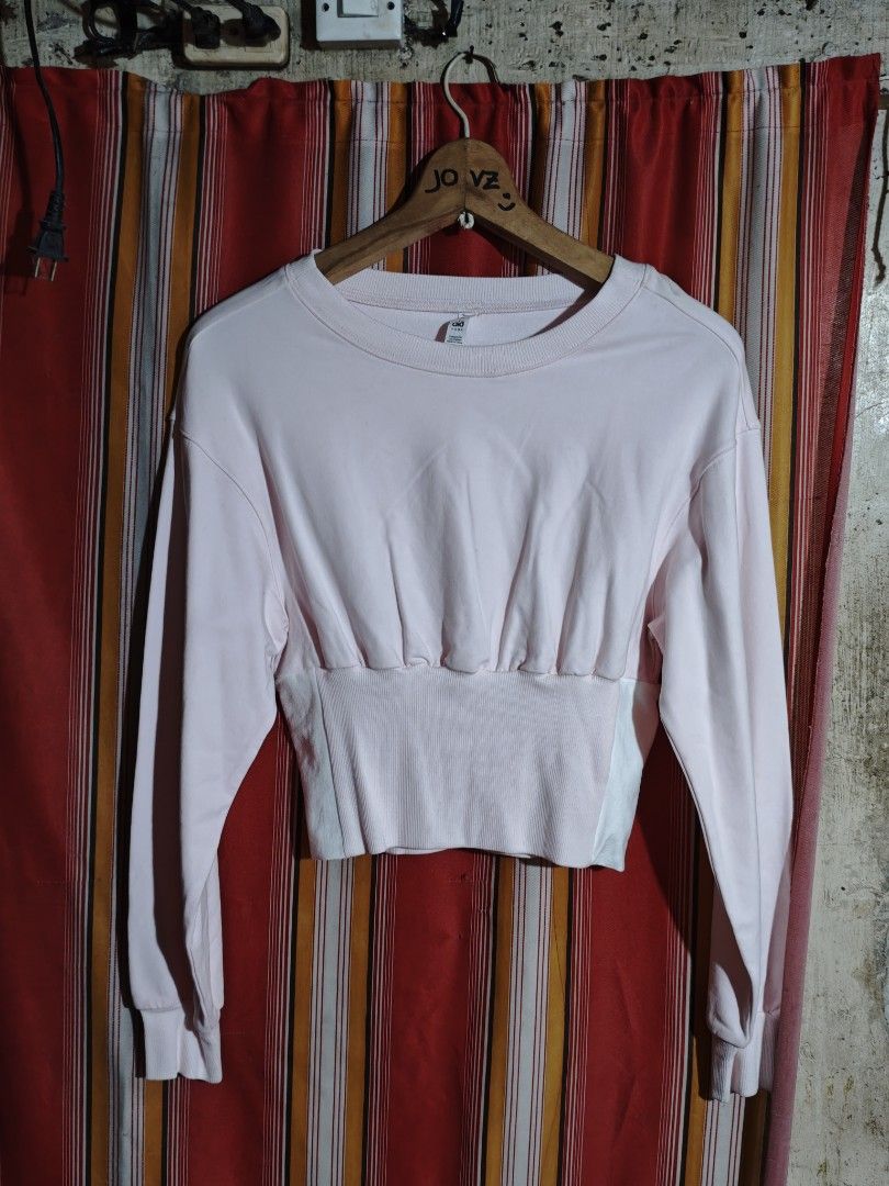 Alo Yoga Cropped longsleeve (Category: Activewear) located in San Pedro. Submitted by streetthriftsph (Listing ID 1463662027, Image 1). Description: alo yoga cropped longsleeve 550+SF Condition: 9/10 Size: Small 15x18.5 Colorate: 9/10.