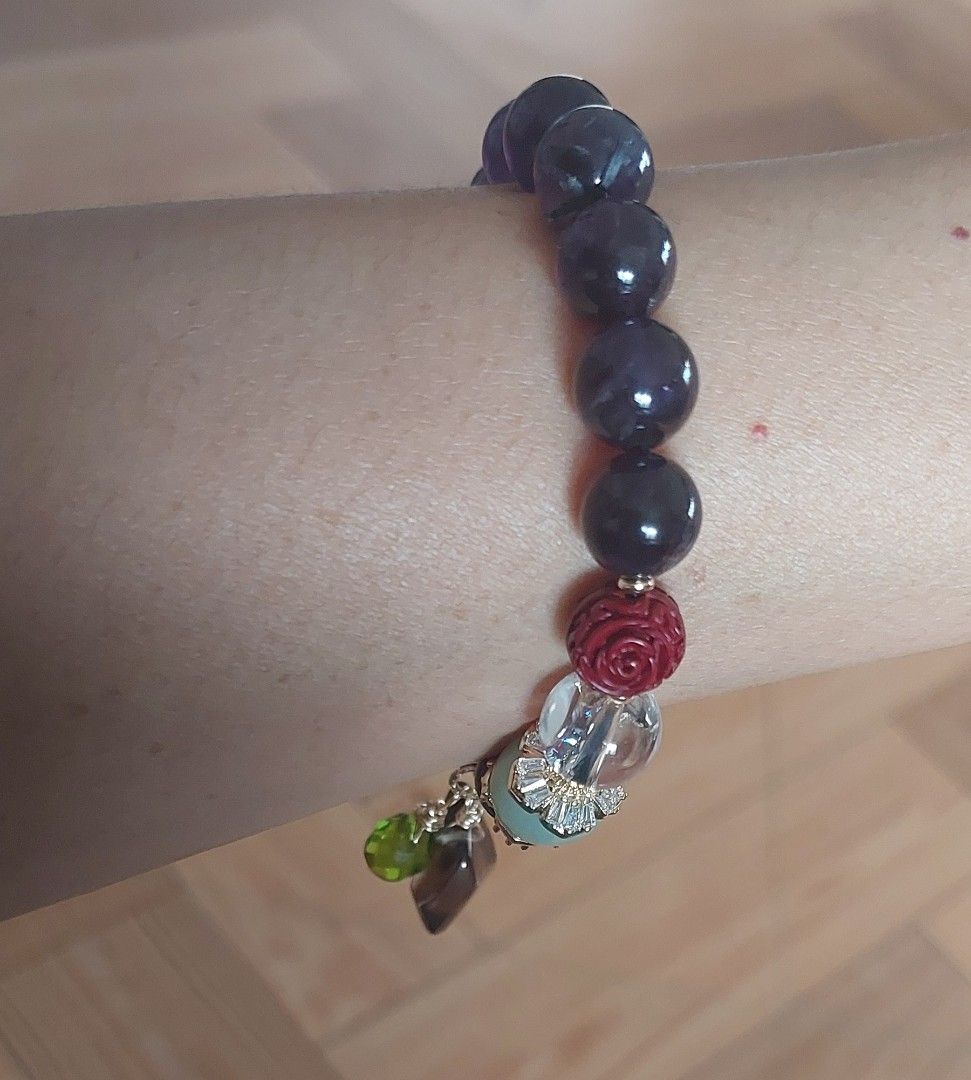 Amethyst Bracelet (Category: Bracelets) located in Gapan. Submitted by purseofjune (Listing ID 1463633121, Image 2). Description: 10mm beads 16cm to 17cm.