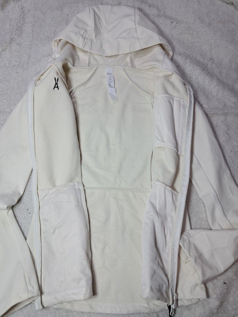 Anodeto techno seamless water repellent jacket (Category: Coats, Jackets and Outerwear) located in Baguio. Submitted by mishmashfritz (Listing ID 1463618161, Image 3). Description: Thrifted, medium, pwede s to m, see dimes for reference, FLAW- PUNIT sa may left sleeve back part, slight/unnoticeable stains, lulu like material, stretch, with warmer sa loob,.