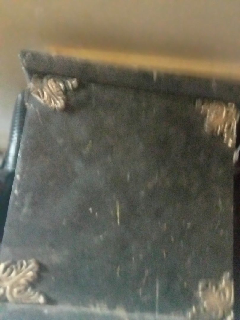 Antique box (Category: Storage Boxes & Baskets) located in Paranaque City. Submitted by dimaguilaa94969 (Listing ID 1463579316, Image 1). Description: pm if Int gcash lalamive 09260966619.