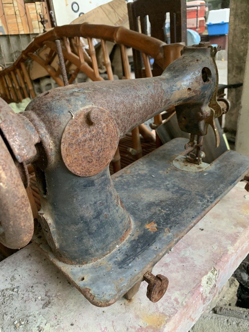 Antique sewing machine head (Category: Vintage Collectibles) located in Quezon City. Submitted by sojisup (Listing ID 1463657394, Image 2). Description: Antique accent good for display sewing machine head. .