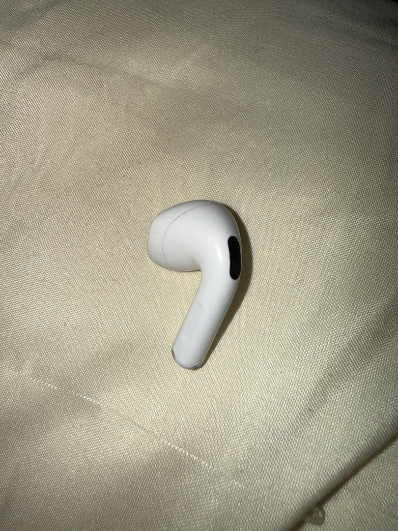 Apple AirPods 4 Non ANC (Left) - White (Category: Earphones) located in Manila. Submitted by celine_maycie (Listing ID 1463684850, Image 2). Description: - Single Apple AirPod - Left Earbud - Color: White - Fully functional and works great - Ready for a new owner.