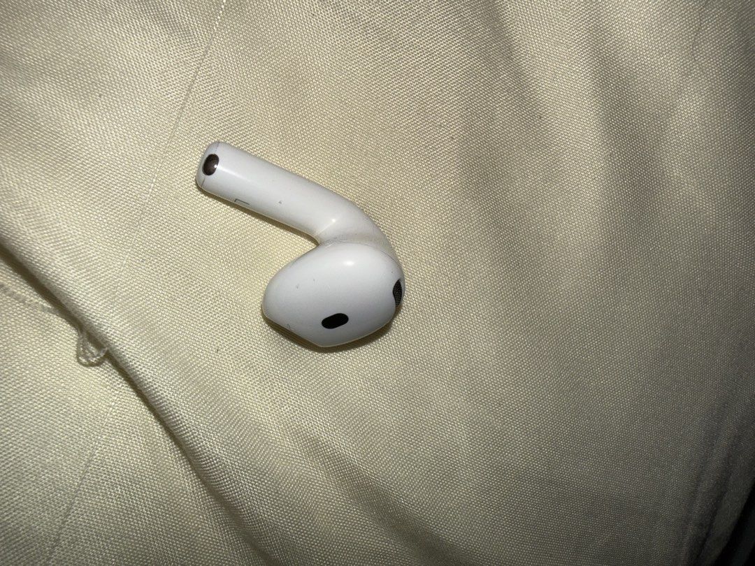 Apple AirPods 4 Non ANC (Left) - White (Category: Earphones) located in Manila. Submitted by celine_maycie (Listing ID 1463684850, Image 1). Description: - Single Apple AirPod - Left Earbud - Color: White - Fully functional and works great - Ready for a new owner.
