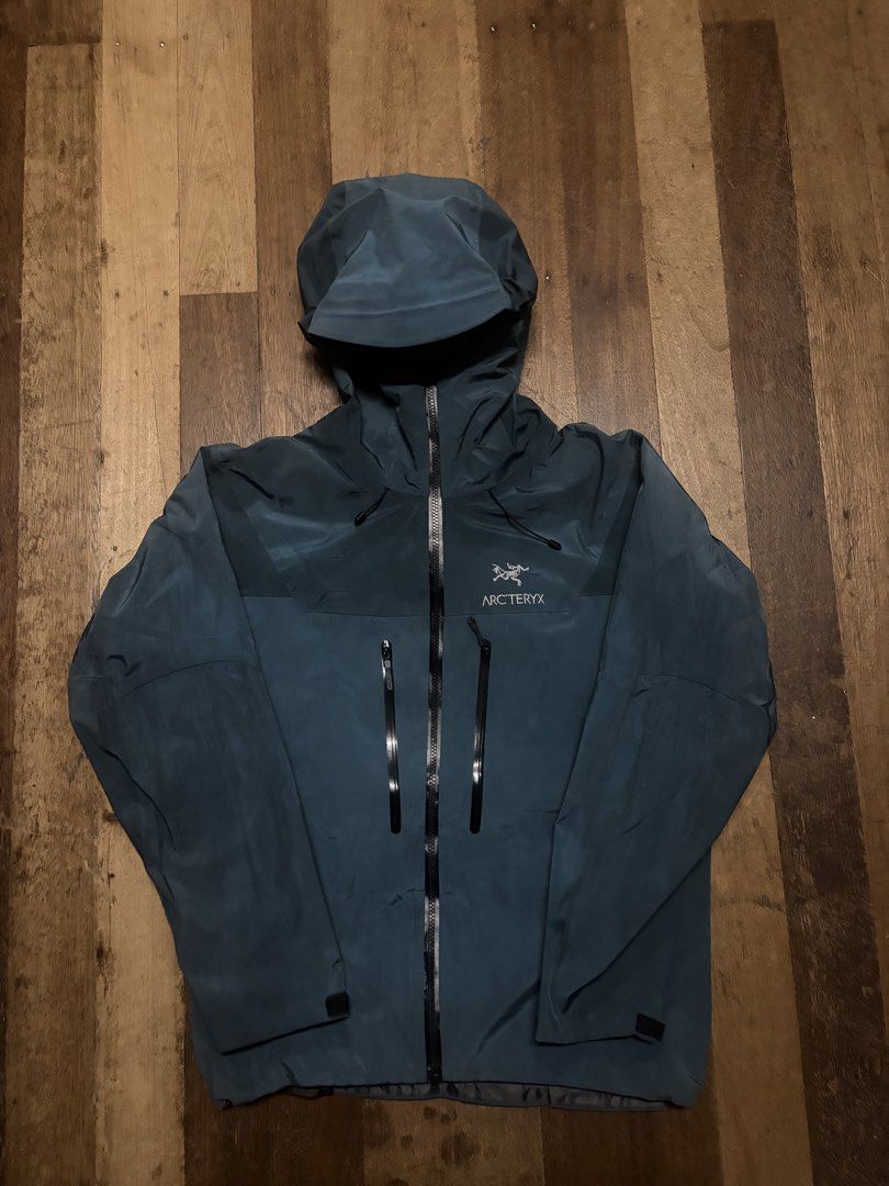 Arc'teryx Alpha SV Jacket Men's S/M (Category: Coats, Jackets and Outerwear) located in Labangan. Submitted by hortelanoj72770 (Listing ID 1463679611, Image 1). Description: - Arc'teryx Alpha SV Jacket - Men's Size: S/M - Color: Dark Grey - Material: Gore-Tex Pro - Ideal for all outdoor activities - Made in China.