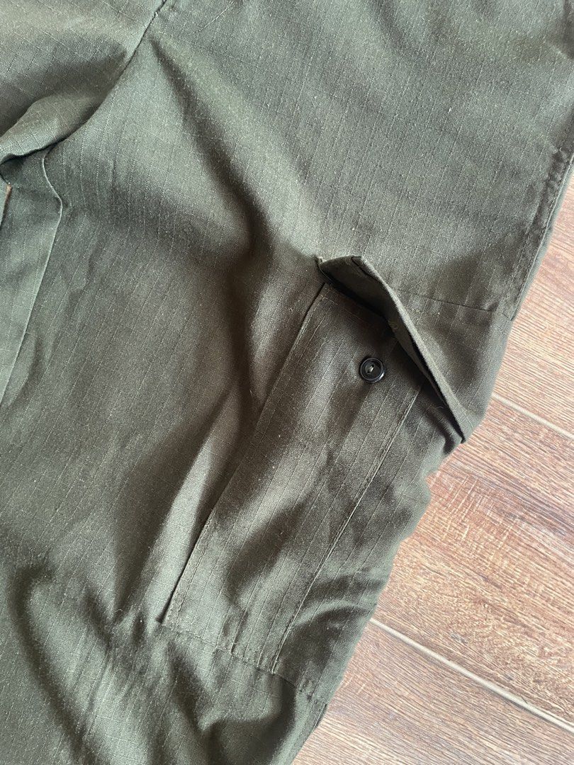 Army Green Cargo pants (Category: Jeans) located in Iloilo. Submitted by cuzta.thrift (Listing ID 1463614007, Image 3). Description: DIMES: W:32 L:40 Hem:8.5-9 CONDITION:10/10 COLOR:10/10 ISSUE:NONE.