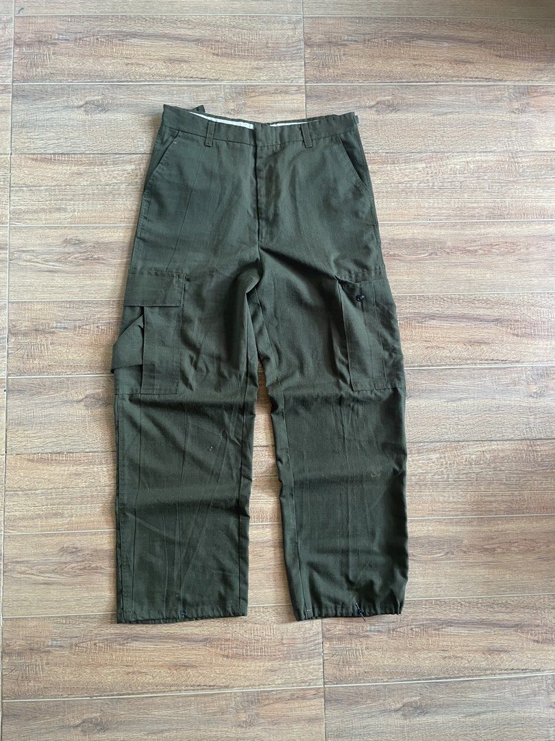 Army Green Cargo pants (Category: Jeans) located in Iloilo. Submitted by cuzta.thrift (Listing ID 1463614007, Image 1). Description: DIMES: W:32 L:40 Hem:8.5-9 CONDITION:10/10 COLOR:10/10 ISSUE:NONE.