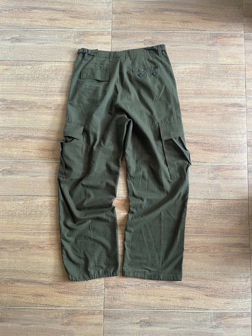 Army Green Cargo pants (Category: Jeans) located in Iloilo. Submitted by cuzta.thrift (Listing ID 1463614007, Image 2). Description: DIMES: W:32 L:40 Hem:8.5-9 CONDITION:10/10 COLOR:10/10 ISSUE:NONE.