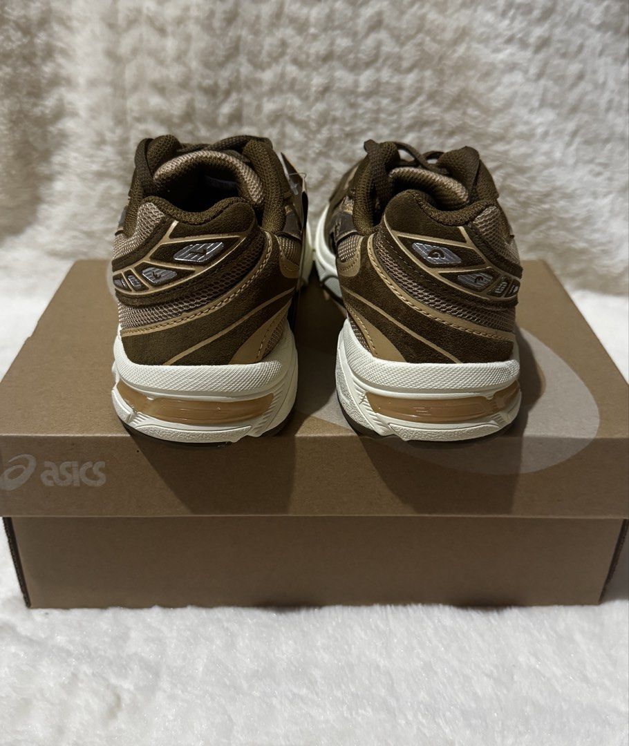 ASICS Gel-1130 (Category: Sneakers) located in Pasay City. Submitted by zette_ (Listing ID 1463712936, Image 3). Description: ‼️ONHAND‼️ ✔️Size US 6.5W / US 5M 📌Asics Gel-1130 Caramel beige/Chestnut - Brown ASICS running shoes - Classic silver and gold ASICS stripes - Includes original box - Perfect for running or casual wear - Size clearly marked on tag.