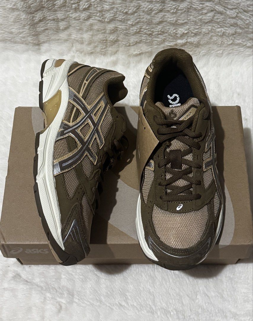 ASICS Gel-1130 (Category: Sneakers) located in Pasay City. Submitted by zette_ (Listing ID 1463712936, Image 1). Description: ‼️ONHAND‼️ ✔️Size US 6.5W / US 5M 📌Asics Gel-1130 Caramel beige/Chestnut - Brown ASICS running shoes - Classic silver and gold ASICS stripes - Includes original box - Perfect for running or casual wear - Size clearly marked on tag.