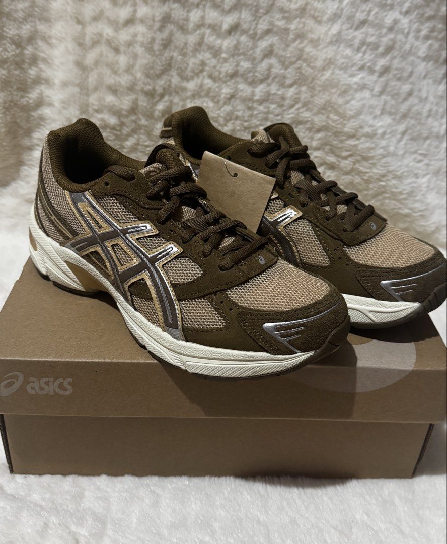 ASICS Gel-1130 (Category: Sneakers) located in Pasay City. Submitted by zette_ (Listing ID 1463712936, Image 2). Description: ‼️ONHAND‼️ ✔️Size US 6.5W / US 5M 📌Asics Gel-1130 Caramel beige/Chestnut - Brown ASICS running shoes - Classic silver and gold ASICS stripes - Includes original box - Perfect for running or casual wear - Size clearly marked on tag.