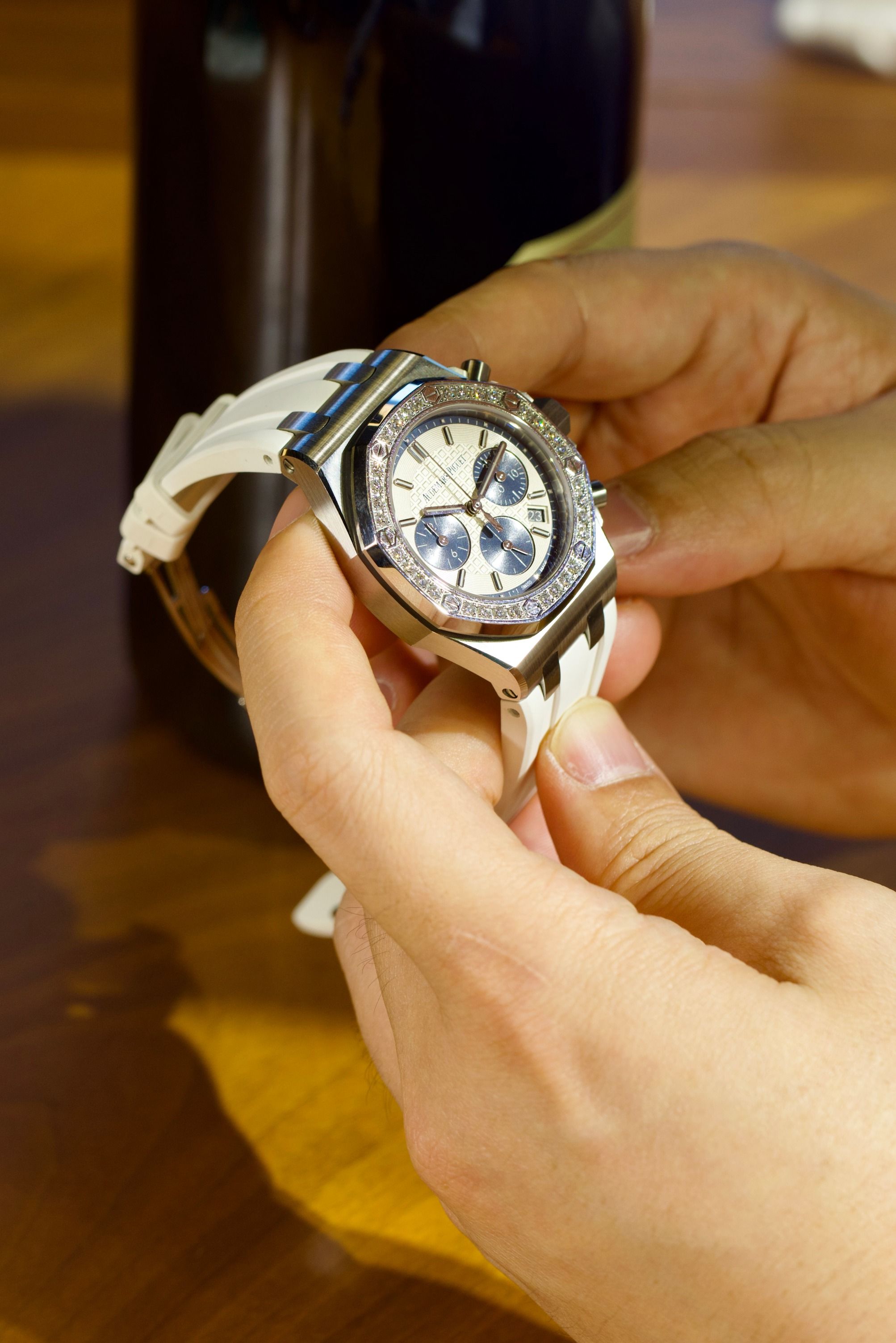 Audemars Piguet Royal Oak Offshore 26231ST.ZZ.D010CA.01 (Category: Watches) located in Singapore. Submitted by watchbanka23 (Listing ID 1463171344, Image 3). Description: Product code: M260823UAPT19 Condition (website): Very Good Warranty card year: 2019 Diameter: 37mm Movement: Automatic Case material: Steel Dial color: Silver Scope of delivery: Original box and papers No Exchange Thank You Want to see more watches we have please follow us on: W