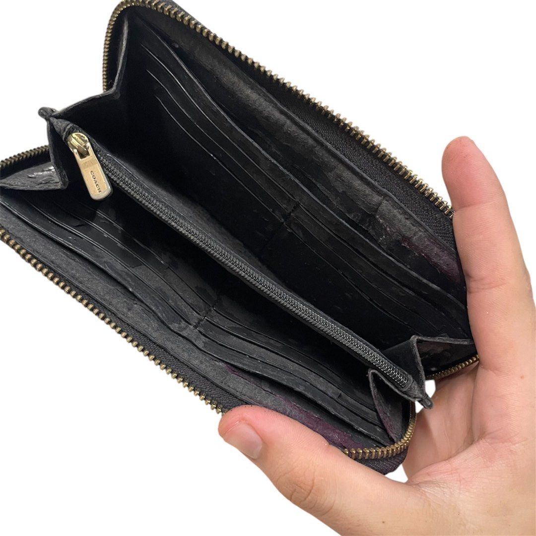 Authentic coach wallet (Category: Wallets & Card holders) located in General Mariano Alvarez. Submitted by bandzzx (Listing ID 1463688251, Image 2). Description: Issue inside is deteriorated but still usable .