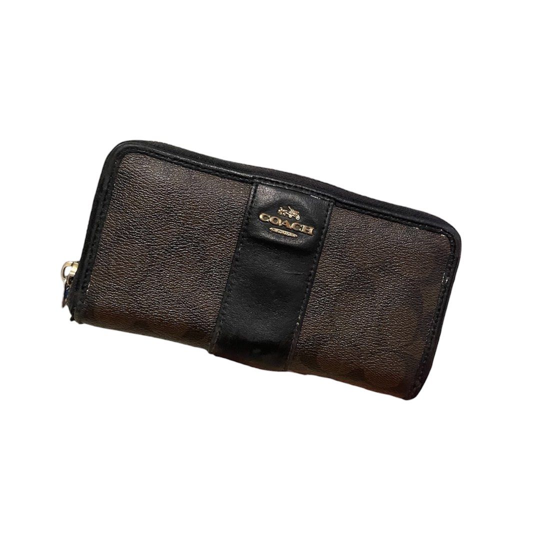 Authentic coach wallet (Category: Wallets & Card holders) located in General Mariano Alvarez. Submitted by bandzzx (Listing ID 1463688251, Image 1). Description: Issue inside is deteriorated but still usable .