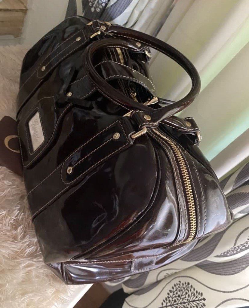 (Authentic) GUCCI Patent Leather / Enamel Boston Bag (Category: Luxury Bags & Wallets) located in Cordova. Submitted by aux.archive (Listing ID 1463711093, Image 3). Description: authentic/legit malakito bawal sa maselan may color transfer minimal rubs, at may dumi2 need clean price is negotiable .