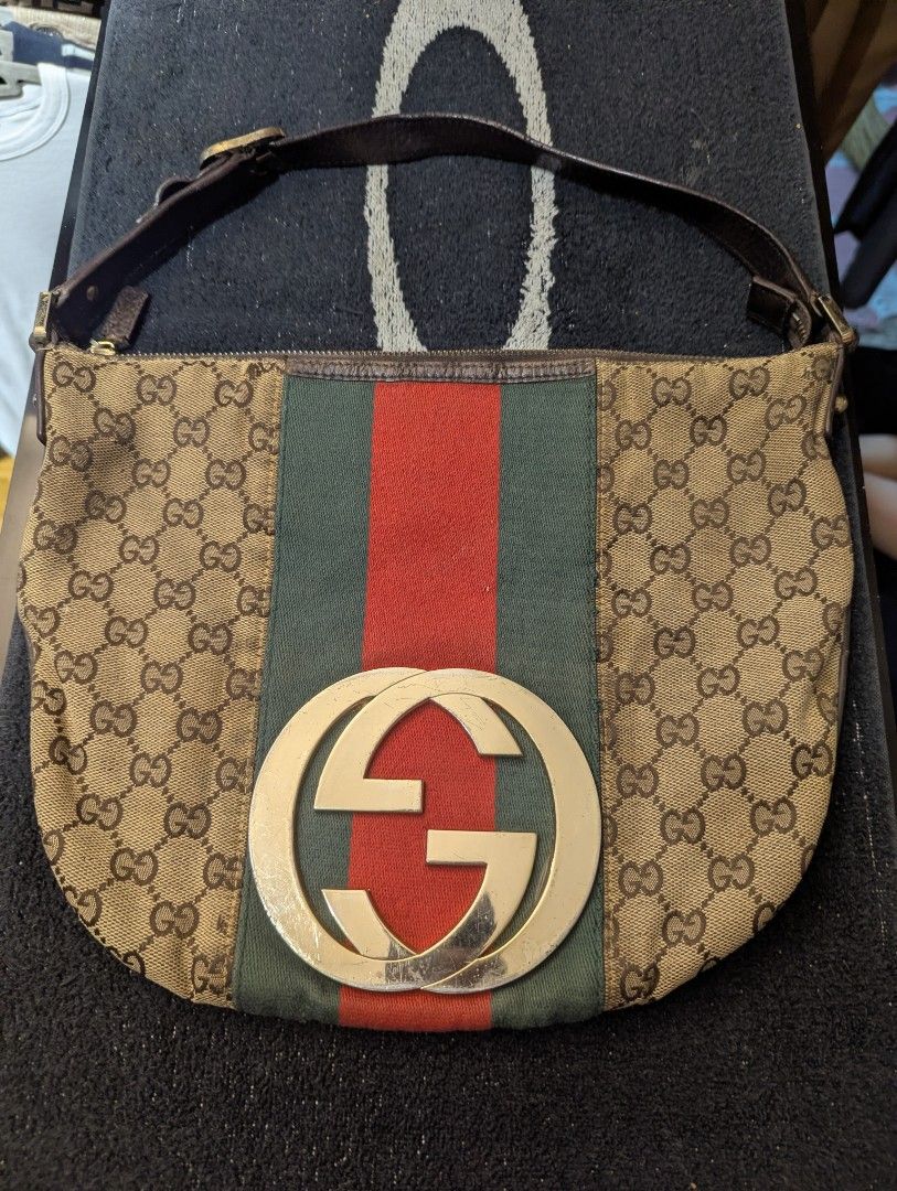 Authentic Gucci shoulder bag (Category: Luxury Bags & Wallets) located in Mabalacat. Submitted by samberr1827 (Listing ID 1463676079, Image 1). Description: .
