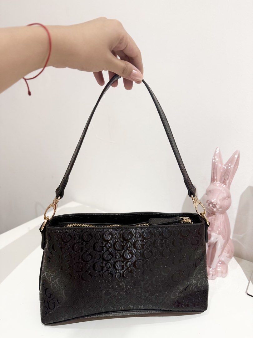 Authentic GUESS Shoulder Bag in Glossy Black Canvas (Category: Shoulder Bags) located in Manila. Submitted by strawberrymelo (Listing ID 1463579739, Image 2). Description: .