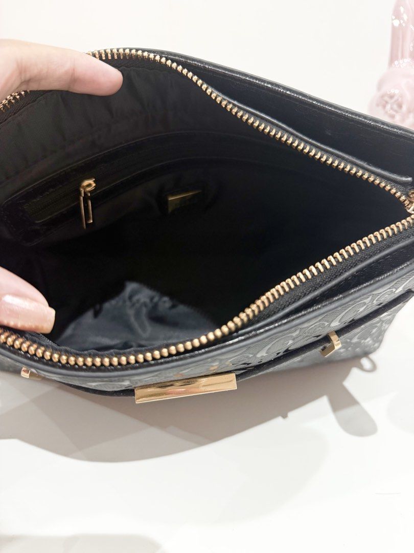Authentic GUESS Shoulder Bag in Glossy Black Canvas (Category: Shoulder Bags) located in Manila. Submitted by strawberrymelo (Listing ID 1463579739, Image 3). Description: .