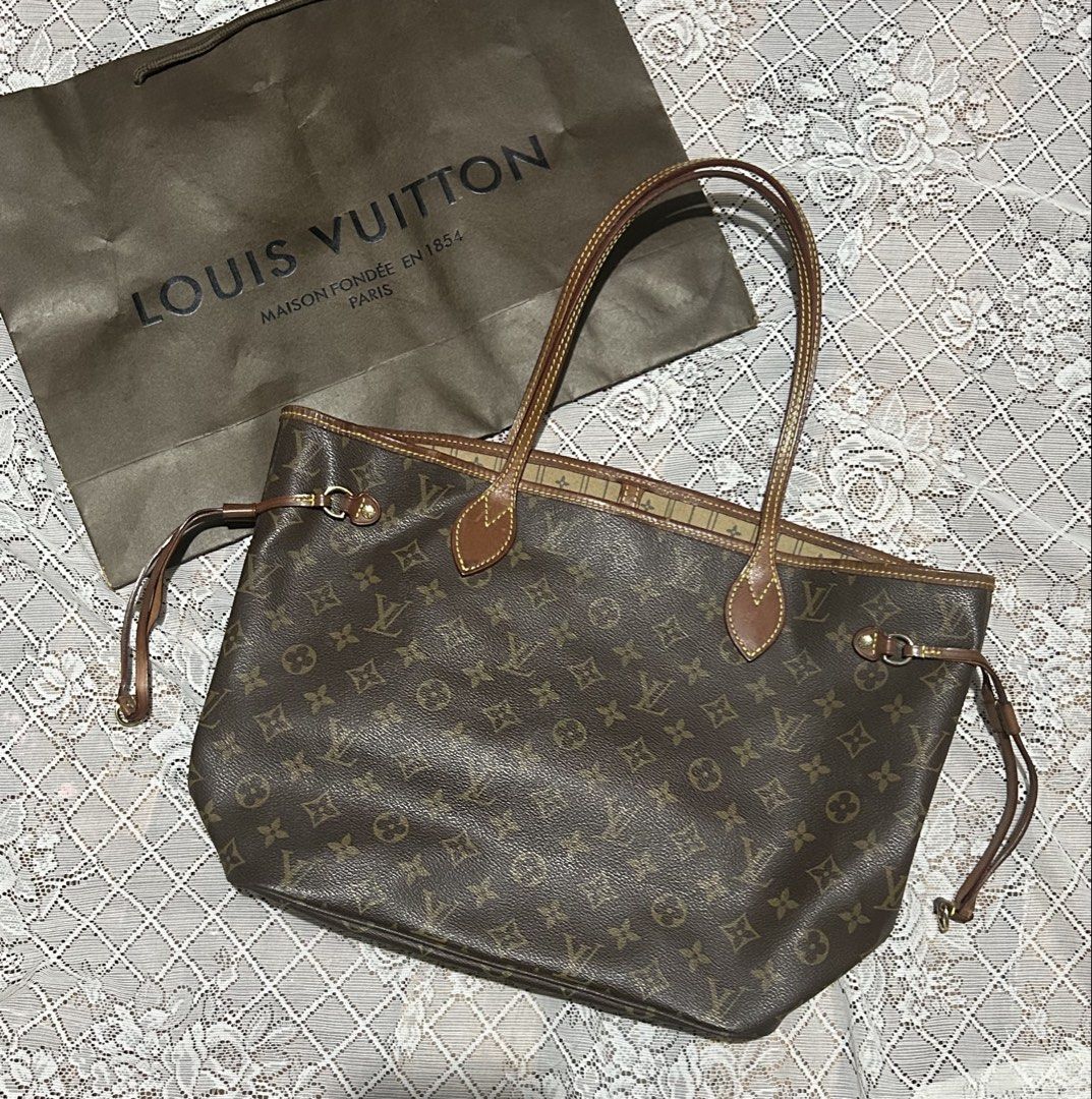 Louis Vuitton LV neverfull MM coded (Category: Luxury Bags & Wallets) located in Plaridel. Submitted by ilovebubu28 (Listing ID 1463681575, Image 1). Description: - Classic Louis Vuitton Neverfull bag - Monogram canvas with leather handles and trim - Spacious interior with a zippered pocket - Timeless and perfect for everyday use Since it’s vintage and authentic, it changed to even pattina (nag dark na yung color ng vanchetta leather) Bag and pap