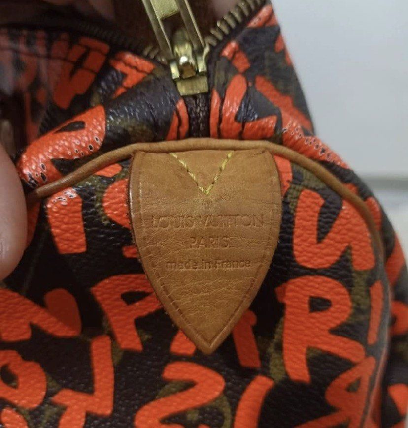(Authentic) Louis Vuitton x Stephen Sprouse Orange Graffiti Speedy 30 (Category: Luxury Bags & Wallets) located in Cordova. Submitted by aux.archive (Listing ID 1463711361, Image 3). Description: Good condition with sign of used nag dark na yong handle may water marks may faded sa letters print and minimal rubs sa piping and may pen mark sa loob money back if proven fake Japan item authentic/legit price is negotiable .