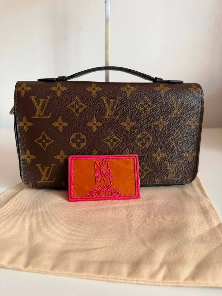 Authentic lv louis vuitton macassar clutch organizer (Category: Belt bags, Clutches and Pouches) located in Caloocan City. Submitted by alavishglam (Listing ID 1463737851, Image 1). Description: .