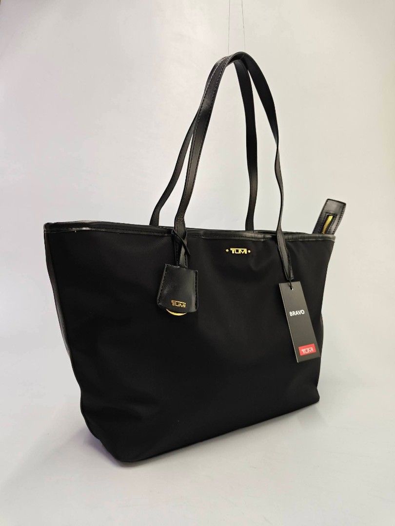Authentic Tumi Bravo Everyday Tote Nylon/ Leather Bag (Category: Tote Bags) located in Quezon City. Submitted by hollowwillow (Listing ID 1463559063, Image 2). Description: Everyday Tote 2,600 18"w top x 12.5"w base x 10"h x 4.8"d inches.