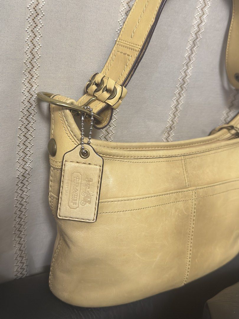 authentic vintage coach (Category: Luxury Bags & Wallets) located in Makati City. Submitted by cars_online (Listing ID 1463667170, Image 3). Description: coach vintage 2way pwede kili bag pwede crossbody.