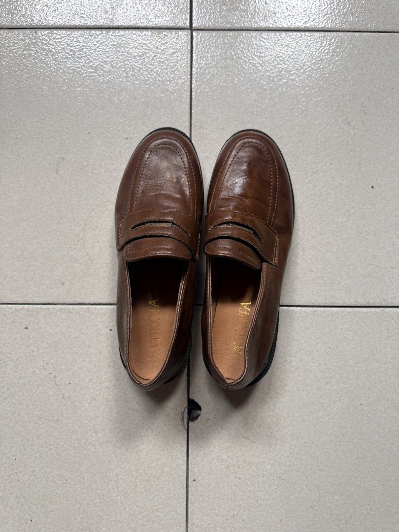 Avovi Retro British Style Round Toe Flat Shoe (Category: Loafers) located in Cavite. Submitted by rrppreloved (Listing ID 1463585599, Image 2). Description: Used twice Size 38 Brown color.