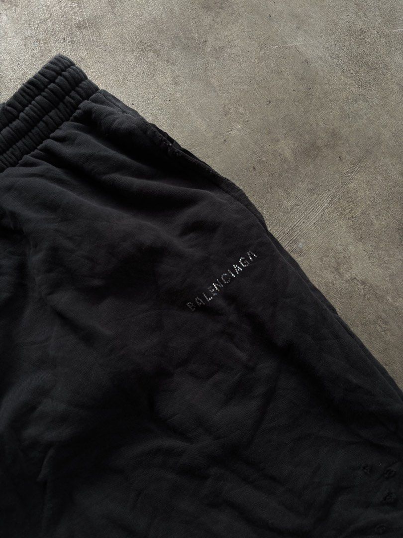 Balenciaga Black Logo Shorts Size S (Category: Shorts) located in Naga. Submitted by ajrc.shop (Listing ID 1463672899, Image 2). Description: -Balenciaga short ✅Size: S ✅Width: 32-40 ✅Length: 18 ✅Color Rate: 8.5/10 ✅Issue: Missing 1 bids ✅Need Wash ✅Location: Bicol Naga City, Camarines Sur ✅Courier: J&T Express/Flash Express ✅MOP: Gcash only.
