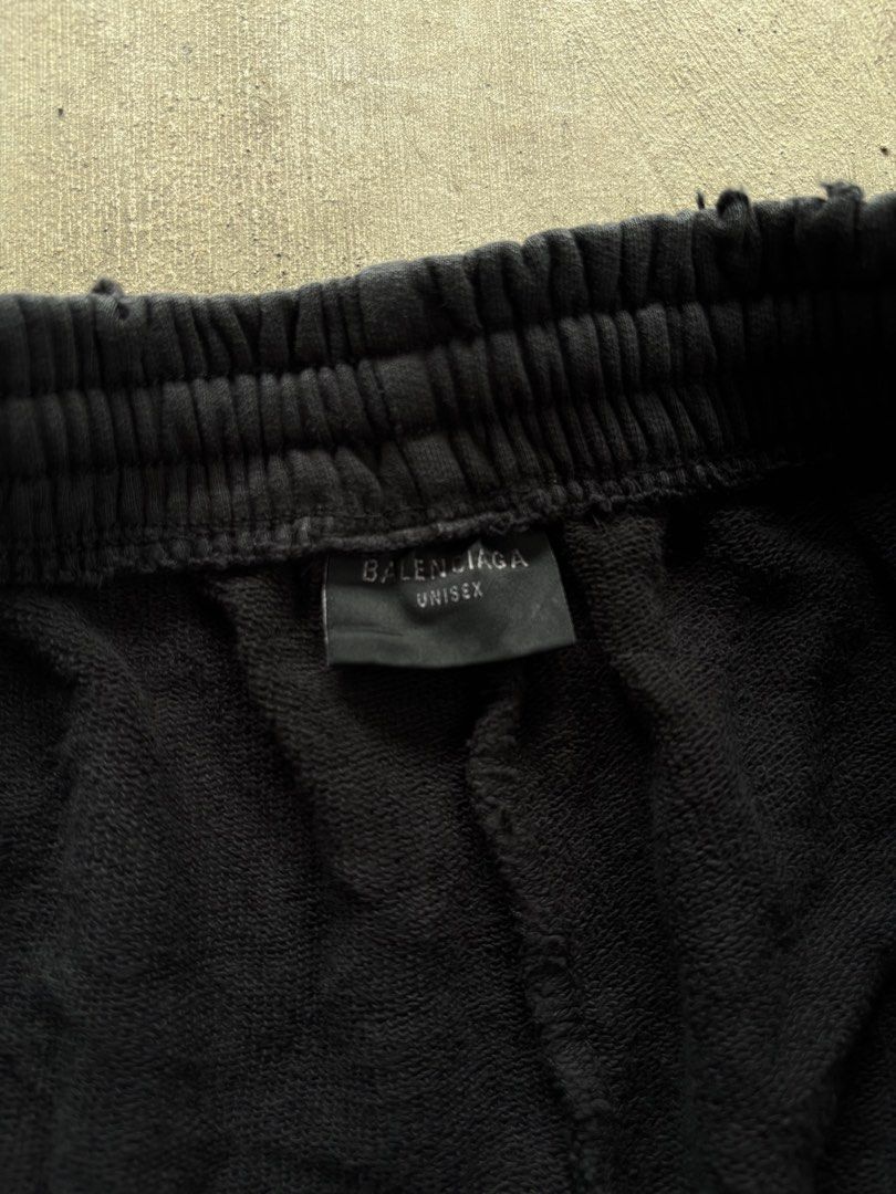 Balenciaga Black Logo Shorts Size S (Category: Shorts) located in Naga. Submitted by ajrc.shop (Listing ID 1463672899, Image 3). Description: -Balenciaga short ✅Size: S ✅Width: 32-40 ✅Length: 18 ✅Color Rate: 8.5/10 ✅Issue: Missing 1 bids ✅Need Wash ✅Location: Bicol Naga City, Camarines Sur ✅Courier: J&T Express/Flash Express ✅MOP: Gcash only.