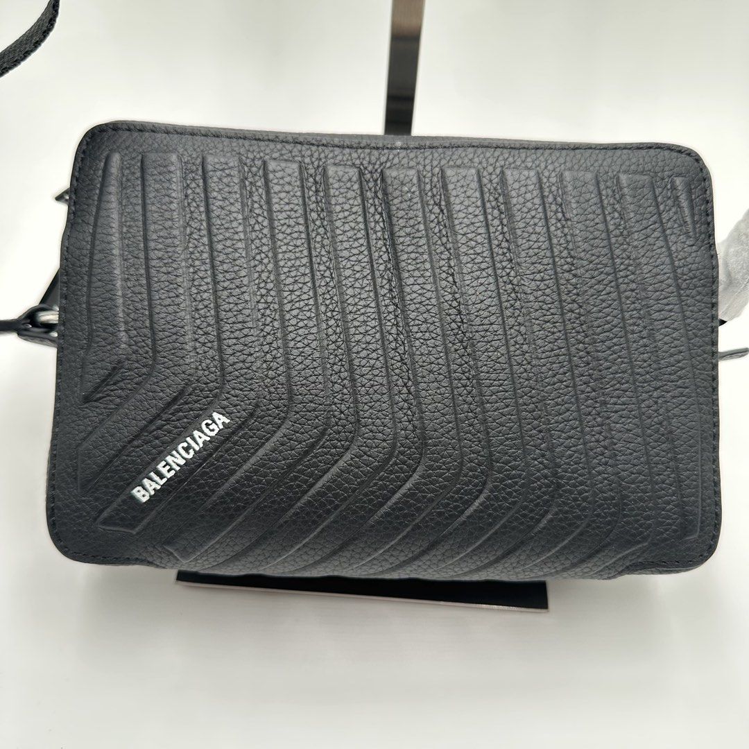 BALENCİAGA CAMERA BAG (AUTHENTIC) (Category: Luxury Bags & Wallets) located in Talavera. Submitted by puppyinsane (Listing ID 1463728416, Image 3). Description: BRAND NEW AND AUTHENTIC NO ISSUE MONEY BACK GUARANTEED IF PROVEN FAKE.