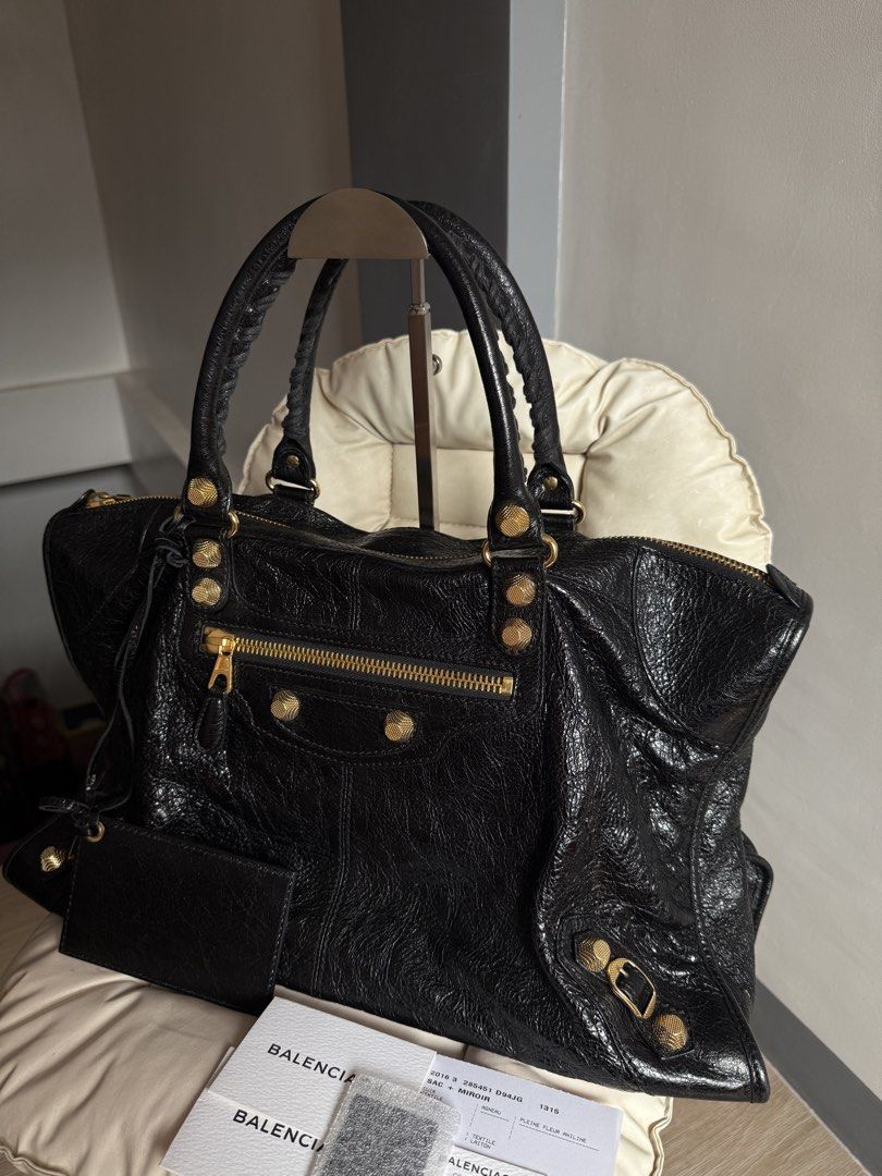 SOLD Balenciaga Work Giant 21 - Blank (Category: Luxury Bags & Wallets) located in Bacoor. Submitted by mikaysu (Listing ID 1463646107, Image 3). Description: - like new condition - no flaw/issue - complete inclusion: mirror, starp, controllato card, dust 💼.