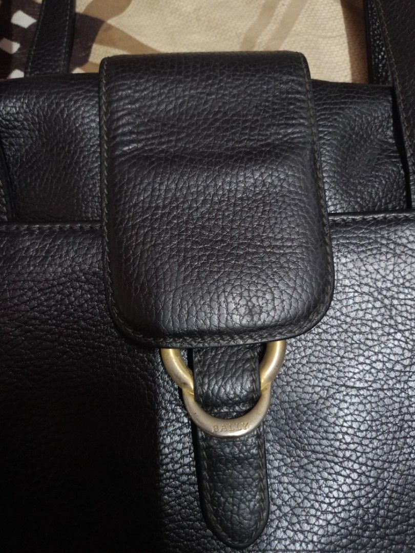 Bally bag (Category: Shoulder Bags) located in Manila. Submitted by raymund2501 (Listing ID 1463605645, Image 2). Description: for sale 1k vintage bally bag as is wat u see is wat u get issue ung puller wala na Chek pics nlng po posted n detailed pics.