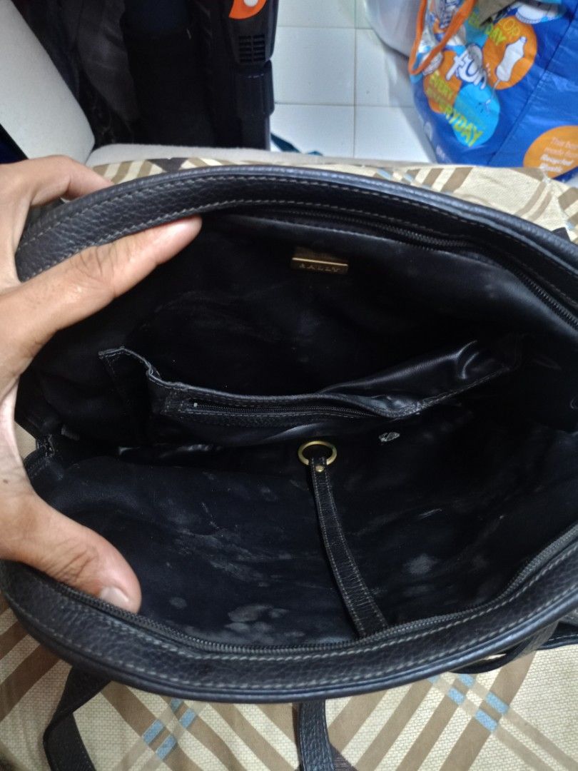 Bally bag (Category: Shoulder Bags) located in Manila. Submitted by raymund2501 (Listing ID 1463605645, Image 3). Description: for sale 1k vintage bally bag as is wat u see is wat u get issue ung puller wala na Chek pics nlng po posted n detailed pics.