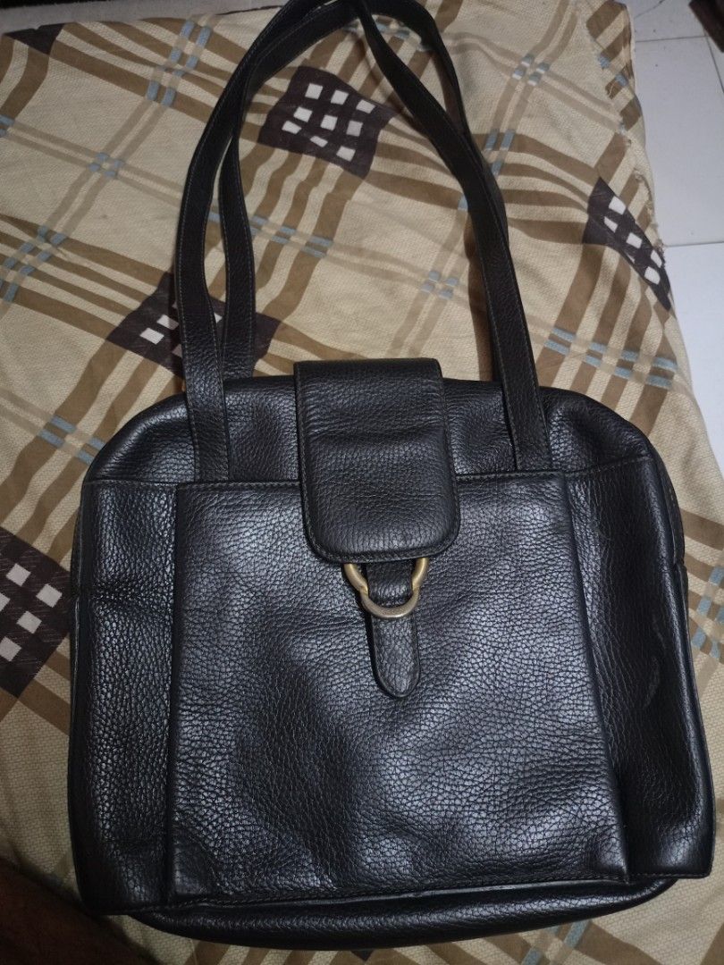 Bally bag (Category: Shoulder Bags) located in Manila. Submitted by raymund2501 (Listing ID 1463605645, Image 1). Description: for sale 1k vintage bally bag as is wat u see is wat u get issue ung puller wala na Chek pics nlng po posted n detailed pics.
