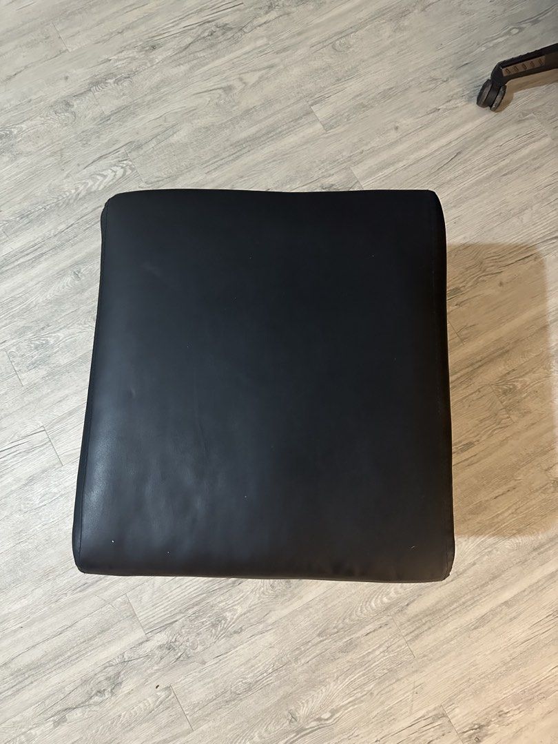 Barber chair (Category: Chairs) located in Manila. Submitted by wornbyflo (Listing ID 1463680029, Image 1). Description: .