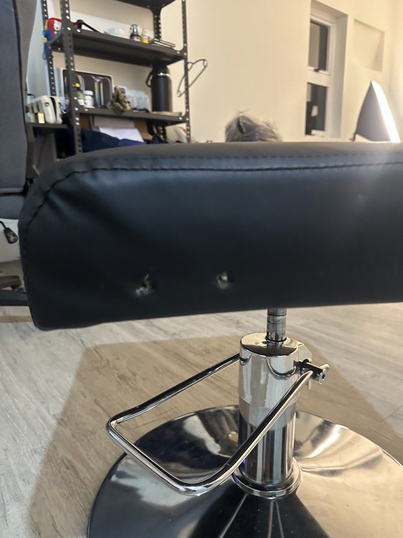 Barber chair (Category: Chairs) located in Manila. Submitted by wornbyflo (Listing ID 1463680029, Image 3). Description: .