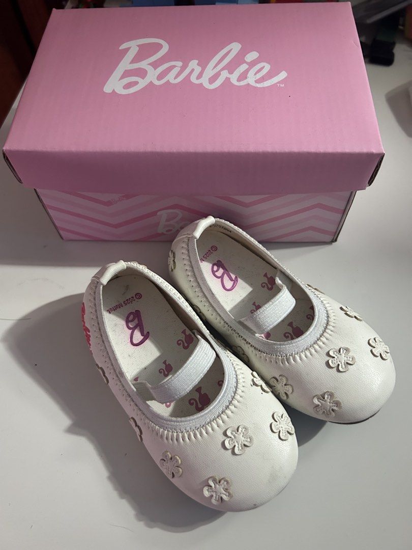 Barbie Samira White Flats Size 3 (Category: Babies & Kids Fashion) located in Muntinlupa City. Submitted by Izza_MD (Listing ID 1463688796, Image 1). Description: - Barbie Samira flats - Color: White - Size: 3 - Original price: P1,199.00 - Comes with original box - Ideal for kids who love Barbie.