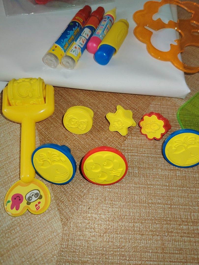 BBLike Doodle Mat with Pen - 33 Pieces (Category: Infant Playtime) located in Santiago. Submitted by aceheart0118672 (Listing ID 1463618460, Image 2). Description: - Fun doodle mat for kids! - Comes with magic water pens, stamps, and stencils. - Draw with water, watch it disappear. - Perfect for travel or home. - Includes 33 pieces for endless creativity. - Easy to clean and reuse..