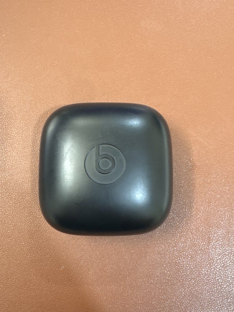 Beats Powerbeats Pro Wireless Earbuds White (Category: Earphones) located in Cavite. Submitted by ac_42 (Listing ID 1463618097, Image 2). Description: - White Beats Powerbeats Pro wireless earbuds - Includes original charging case - Good working condition - Excellent sound quality for workouts and daily use - Perfect for active lifestyles Earbuds and charging case only! .
