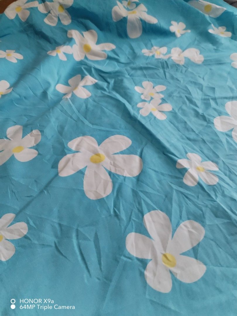 Bedsheets Single (Category: Bedding & Towels) located in Muntinlupa City. Submitted by arciagamaryann68 (Listing ID 1463610227, Image 2). Description: - Brand: Dan River - Size: Single (Lit Jumeau / Tamaño Individual) - Color: Sky Blue with White Daisy Print - Material: 50% Cotton / 50% Polyester - Origin: Made in USA - Condition: Pre-loved, rated 4/5 - Features: Comfortable blend, cheerful design.