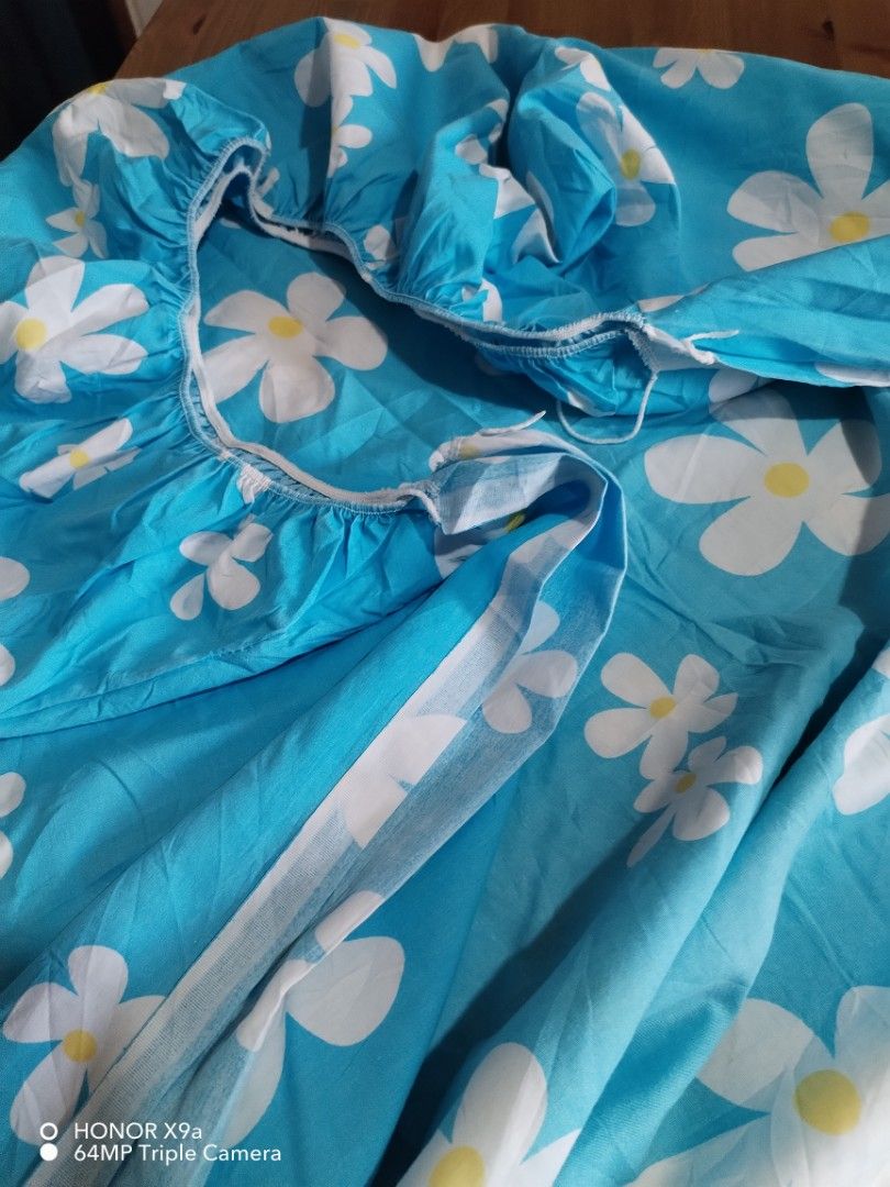 Bedsheets Single (Category: Bedding & Towels) located in Muntinlupa City. Submitted by arciagamaryann68 (Listing ID 1463610227, Image 3). Description: - Brand: Dan River - Size: Single (Lit Jumeau / Tamaño Individual) - Color: Sky Blue with White Daisy Print - Material: 50% Cotton / 50% Polyester - Origin: Made in USA - Condition: Pre-loved, rated 4/5 - Features: Comfortable blend, cheerful design.