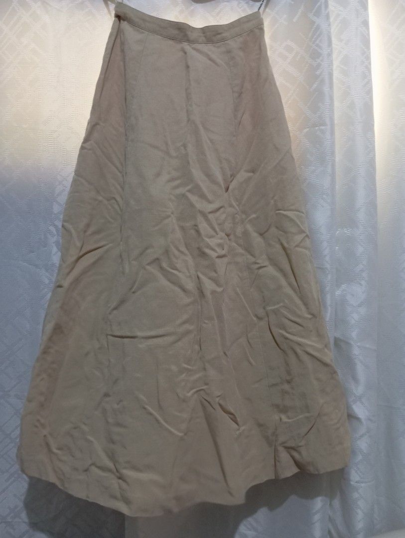 Beige A-line Midi Skirt (Category: Skirts) located in Dasmarinas. Submitted by kei05 (Listing ID 1463566976, Image 2). Description: - Simple beige midi skirt - Flattering A-line cut - Comfortable fabric - Ideal for casual or dressed-up occasions - Easy to pair with various tops - Features a visible waistband - Straight hemline Waistline 24 inches Length 33 inches.