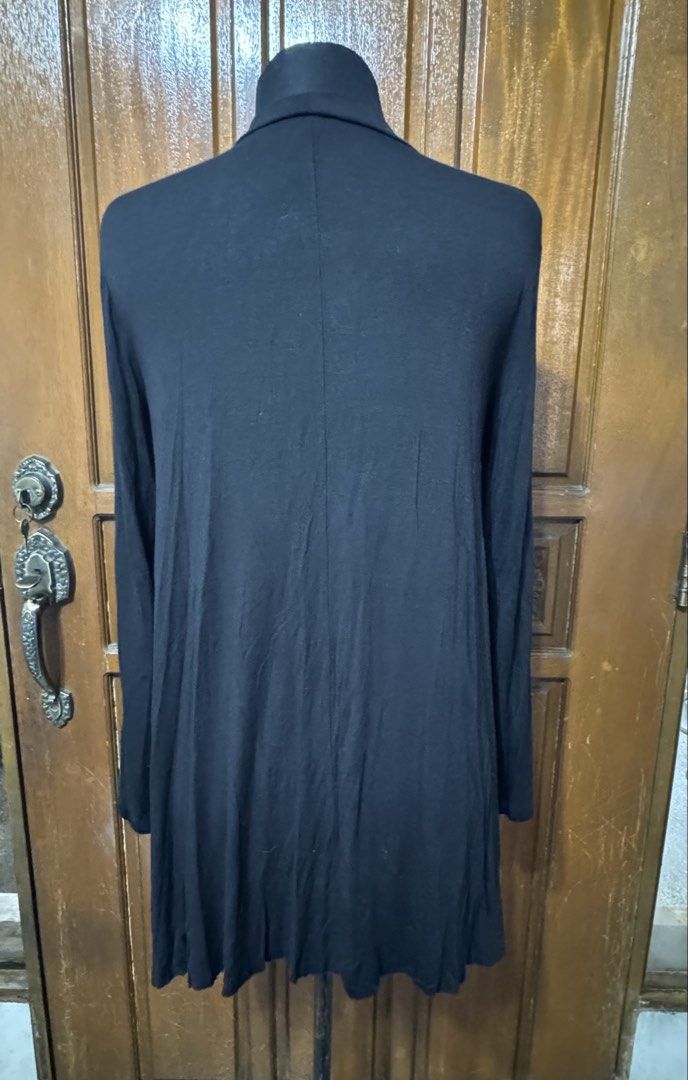 Bershka Black Long Sleeve Turtleneck Top (Category: Longsleeves) located in Manila. Submitted by prelovedshopmnl (Listing ID 1463636160, Image 2). Description: - Bershka black long sleeve top - Features a turtleneck - Stylish V-neck cut-out detail - Made in Turkey - Comfortable and easy to style.