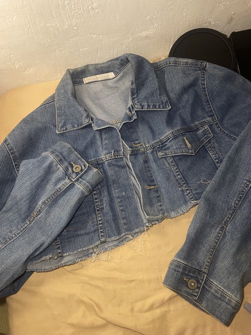 Bershka Cropped Denim Jacket (Category: Coats, Jackets and Outerwear) located in Manila. Submitted by mushiyuna (Listing ID 1463721018, Image 2). Description: - Bershka cropped denim jacket - Frayed hem detail for an edgy look - Classic collar and button-up front - Two chest pockets - Perfect for layering over tanks or tees - Ideal for casual outfits.