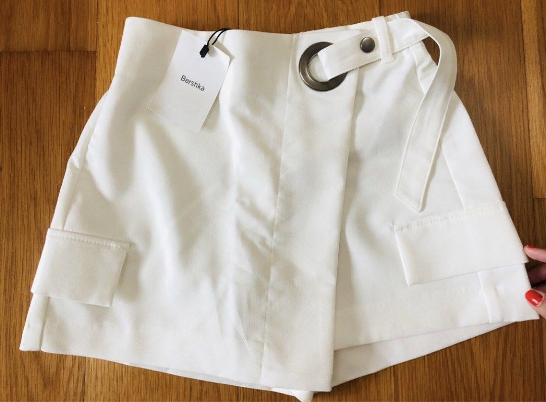 BERSHKA “WHITE” SKORT (Category: Other Bottoms) located in Davao. Submitted by skydiverjenzy (Listing ID 1463604549, Image 1). Description: 💁🏻‍♀️EXTRA SMALL TO SMALL can Fit in.