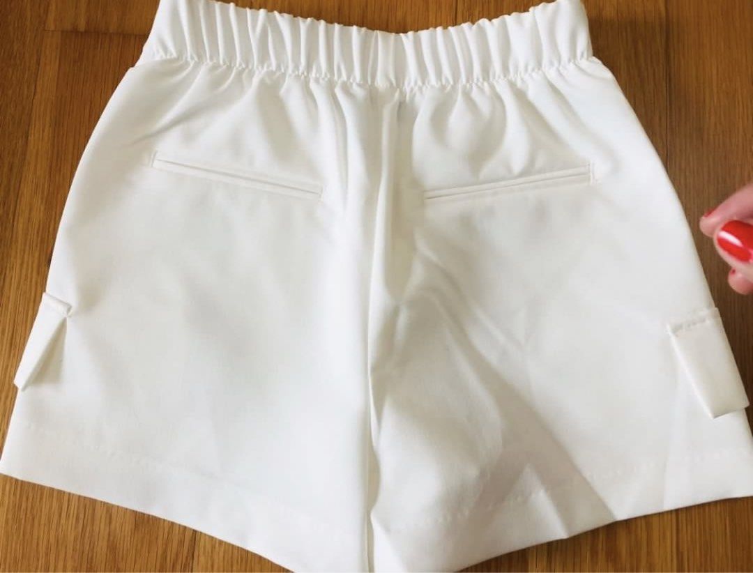 BERSHKA “WHITE” SKORT (Category: Other Bottoms) located in Davao. Submitted by skydiverjenzy (Listing ID 1463604549, Image 2). Description: 💁🏻‍♀️EXTRA SMALL TO SMALL can Fit in.