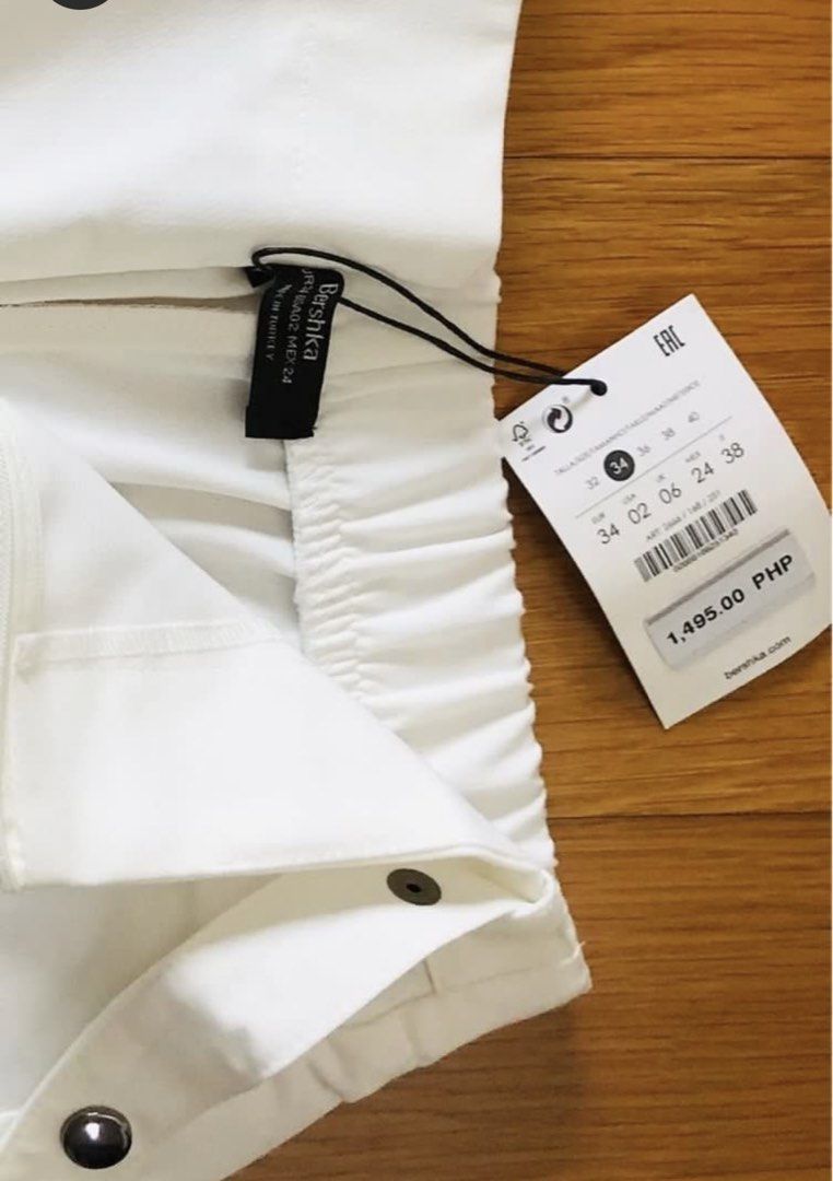 BERSHKA “WHITE” SKORT (Category: Other Bottoms) located in Davao. Submitted by skydiverjenzy (Listing ID 1463604549, Image 3). Description: 💁🏻‍♀️EXTRA SMALL TO SMALL can Fit in.