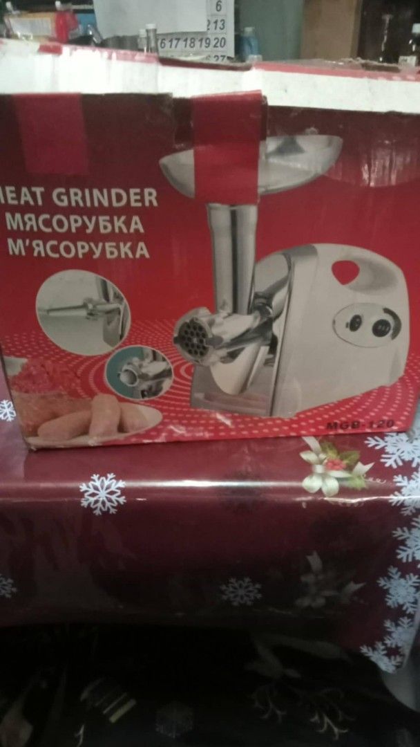 BESTWARE Meat Grinder M'ЯСОРУБКА (Category: Juicers, Blenders & Grinders) located in Manila. Submitted by wisegem-231b (Listing ID 1463617908, Image 2). Description: - BESTWARE Meat Grinder (Model: M'ЯСОРУБКА) - Elegant white and gold design - Includes original box and packaging - Perfect for grinding meat at home - User-friendly and easy to clean.