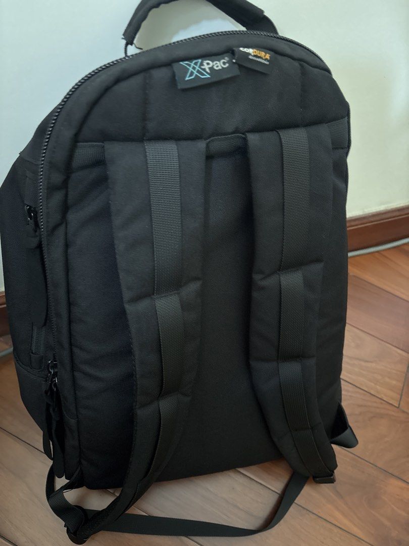 Black Backpack （分類：背包）位於 Hong Kong。 由 funlemon 提交（商品編號 1463615549，圖片 2）。簡介： Black backpack made with X-Pac and Cordura fabric. Durable material. Lots of pockets and compartments. Padded straps for comfort. Great for daily use or travel. Check photos for details.。